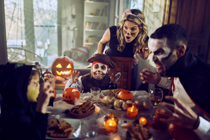 Imagen de una familia celebrando el Halloween.