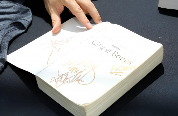 alt="alt="El inicio de la saga de 'Cazadores de sombras' de la autora Cassandra Clare""