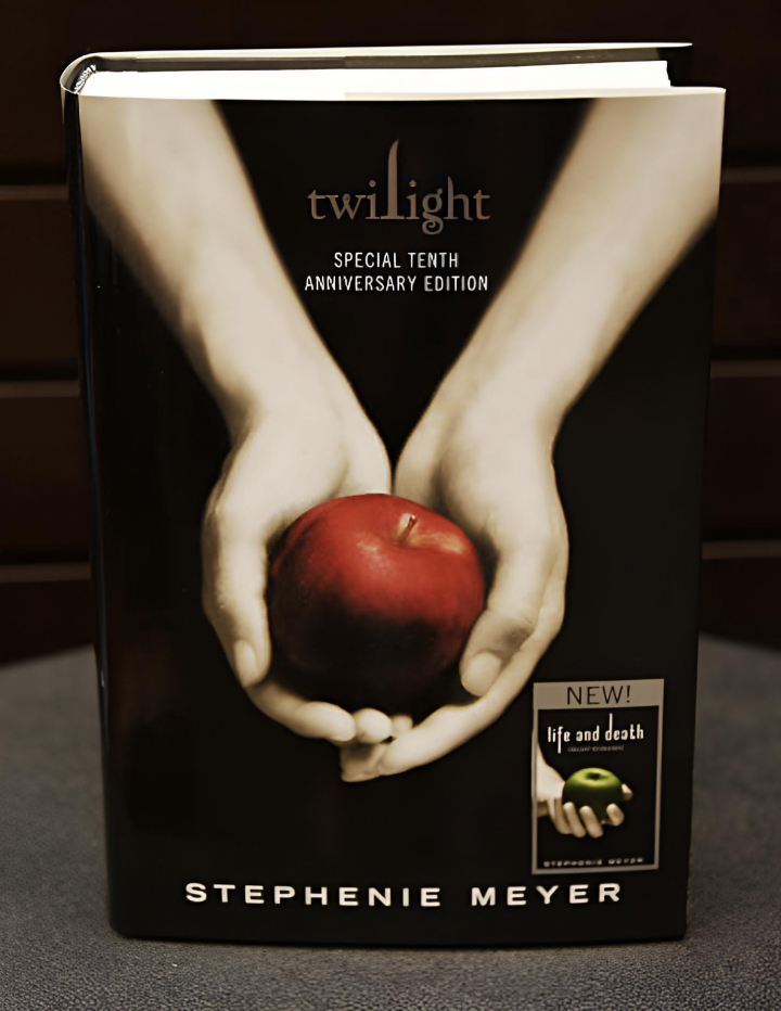 alt="alt="El libro de 'Crepúsculo' de la autora Stephenie Meyer""