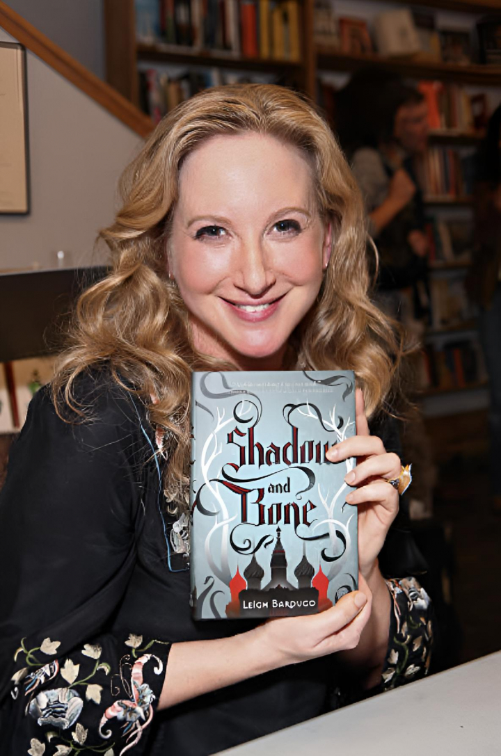 alt="alt="La autora Leigh Bardugo con su libro 'Sombra y hueso'""