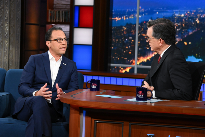 Josh Shapiro, gobernador de Pensilvania y político demócrata, en el show de Stephen Colbert, el pasado verano.