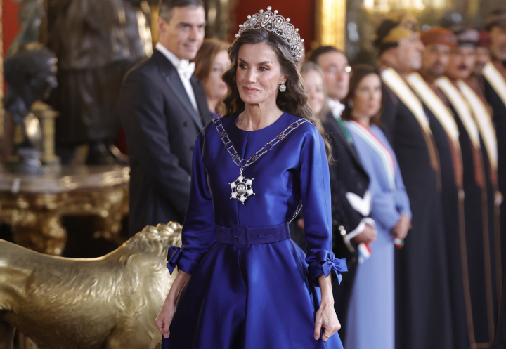 La reina Letizia con la tiara de María Cristina en la cena de gala en el Palacio Real por la visita de Estado del sultán de Omán a España