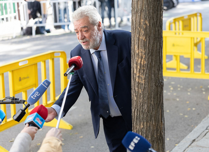 Miguel Ángel Rodríguez atiende a los medios a la salida del Tribunal Supremo este 4 de noviembre