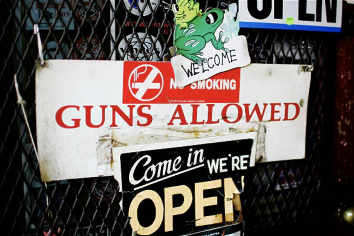 Un cartel a las afueras de una tienda en Kennesaw (Georgia) que dice "pistolas permitidas"