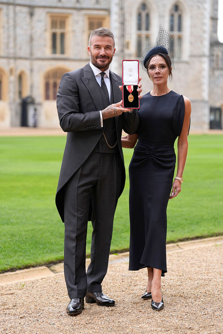 David y Victoria Beckham posan con la distinción de caballero otorgada por el rey Carlos III en los jardines del castillo de Windsor.