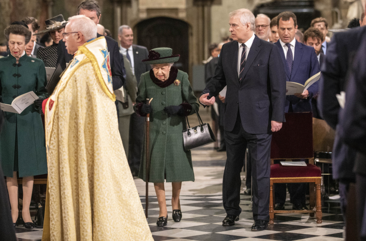 El príncipe Andrés, acompañante de la reina Isabel II en el homenaje al duque de Edimburgo en la Abadía de Westminster un año después de su muerte