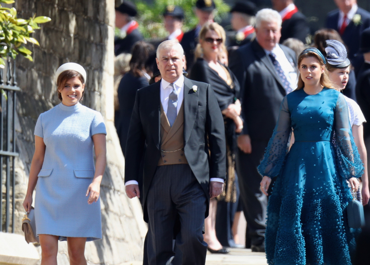 El príncipe Andrés y sus hijas, la princesa Beatriz y la princesa Eugenia de York, en la boda de Harry y Meghan en 2018