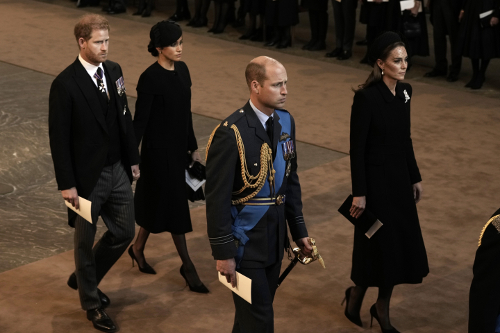 El príncipe Harry y Meghan Markle y el príncipe Guillermo y Kate Middleton en el funeral de Isabel II