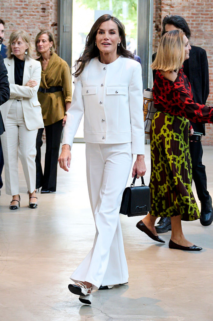 La reina Letizia, con un traje blanco combinado con unos zapatos de tacón bajo bicolor