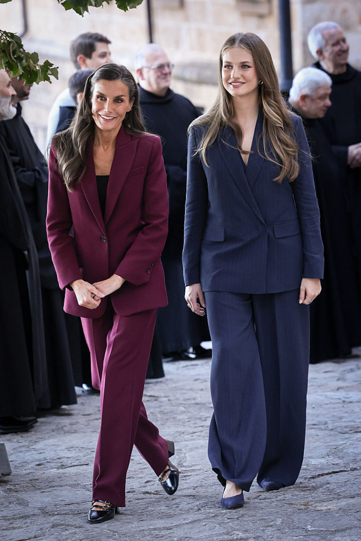 La reina Letizia, con un traje burdeos, y la princesa Leonor, con un traje azul marino en una visita a Navarra