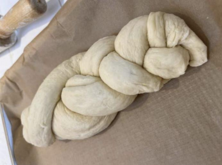 alt="alt="Una masa de pan cruda antes de ser horneada""