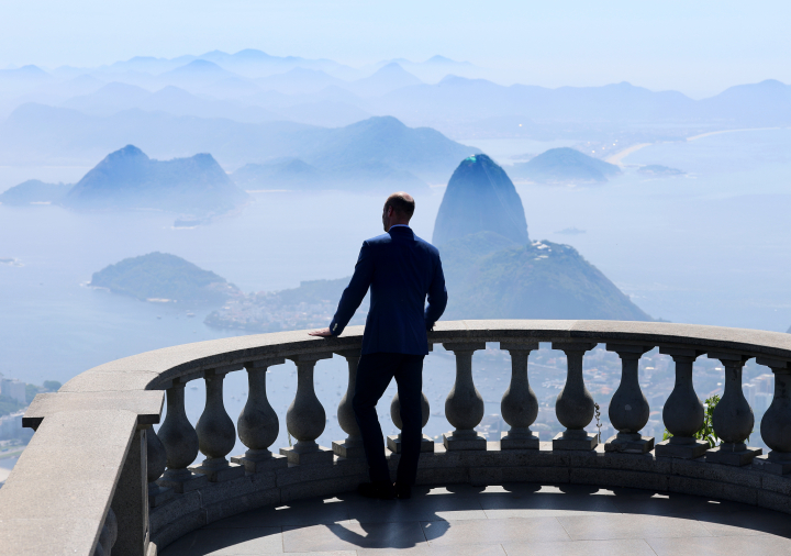 El príncipe Guillermo contemplando el Pan de Azúcar de Rio de Janeiro durante su visita a Brasil por la entrega de los Premios Earthshot
