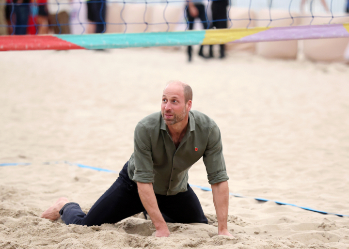 El príncipe Guillermo en la arena durante un partido de voleibol en la playa de Copacabana en Río de Janeiro