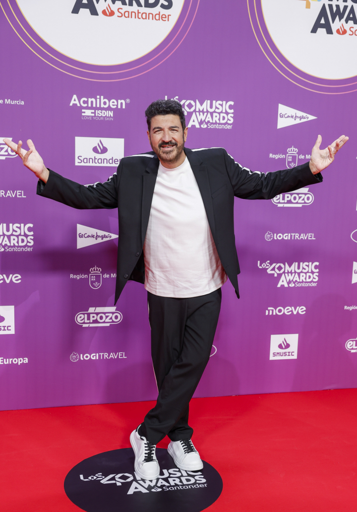 alt="alt="Tony Aguilar posando en la alfombra roja.""