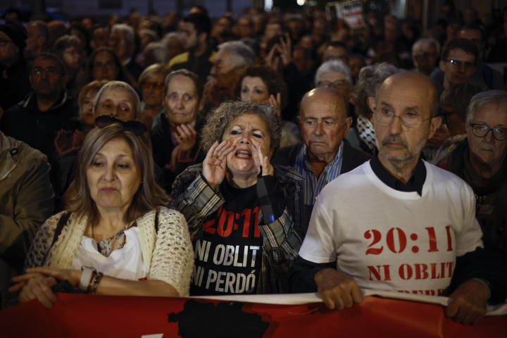 Las entidades sociales, cívicas y sindicales que en el último año han organizado cada mes una manifestación bajo el lema 'Mazón dimisión' por su gestión de la dana celebran este domingo una concentración ante Les Corts Valencianes, mientras continúan las negociaciones entre PP y Vox para elegir al sustituto del dimitido Mazón. EFE/ Biel Alino
