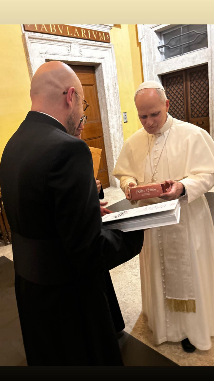 El párroco Héctor Galán entrega al papa los diferentes obsequios.