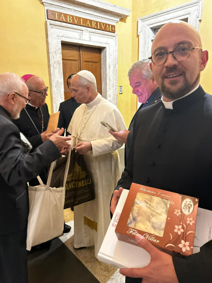 Héctor Galán sostiene sus regalos en su visita al papa León XIV