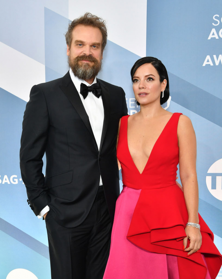 David Harbour y Lily Allen en los premios SAG 2020.