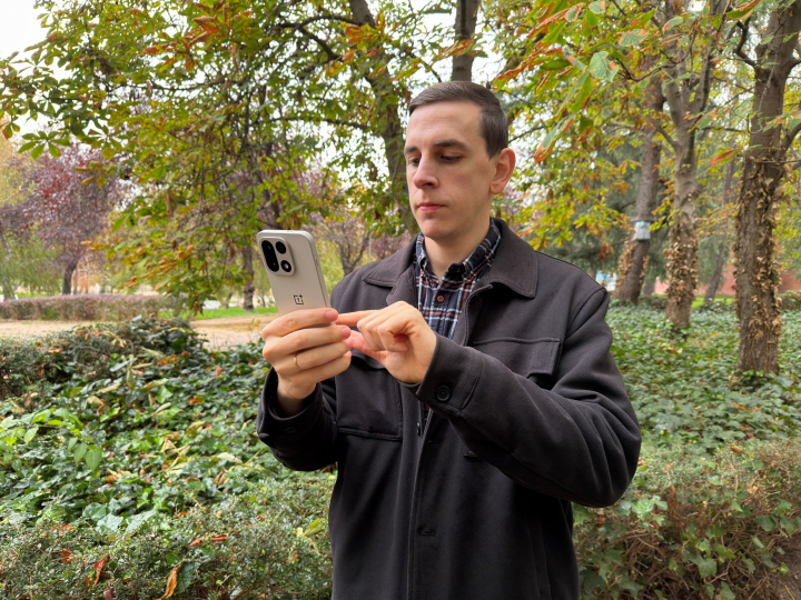 Confirmando que la fluidez de la pantalla del OnePlus 15 es una pasada. 165Hz en estado puro.