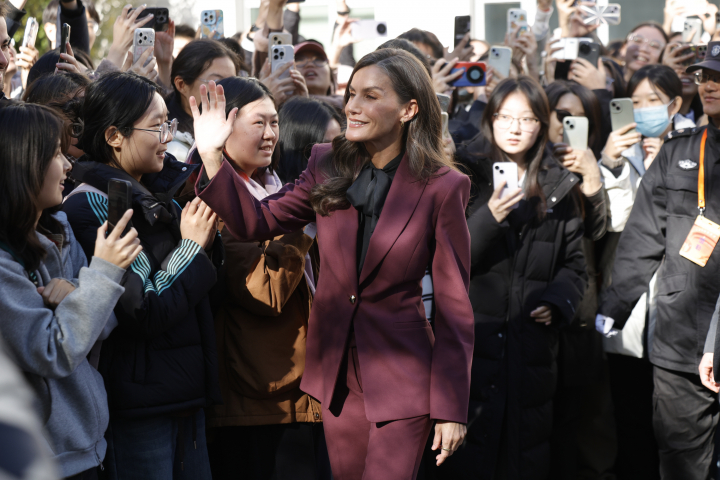 La reina Letizia se da un baño de masas en la Universidad de Estudios Extranjeros de Pekín en su visita de Estado a China