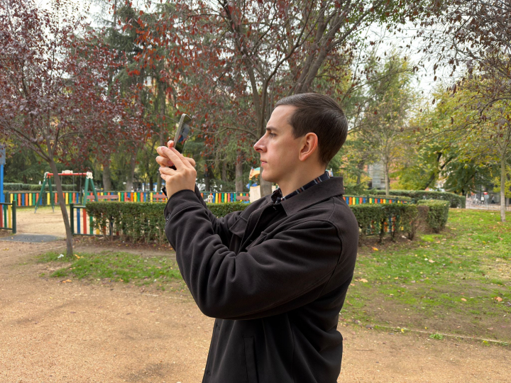 Poniendo a prueba el nuevo sistema de cámaras del OnePlus en exteriores, en un día bastante gris.