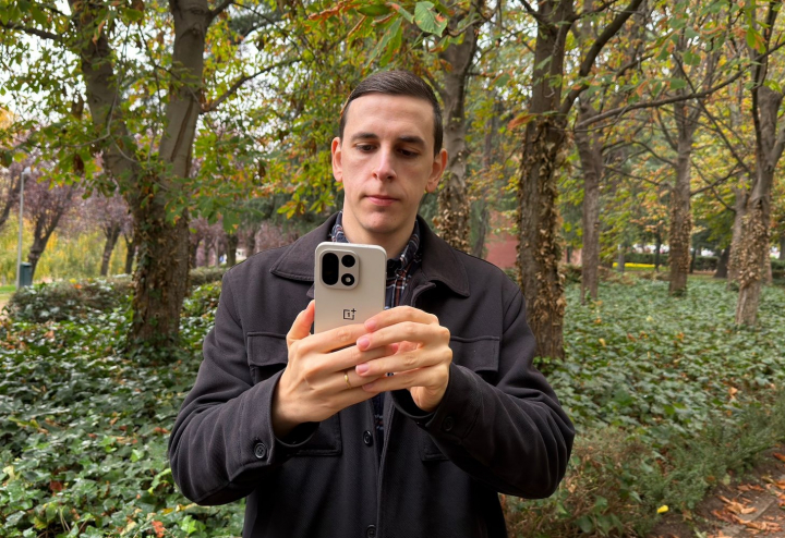 Pruebo por primera vez el brillo de la pantalla del OnePlus 15 en exteriores.