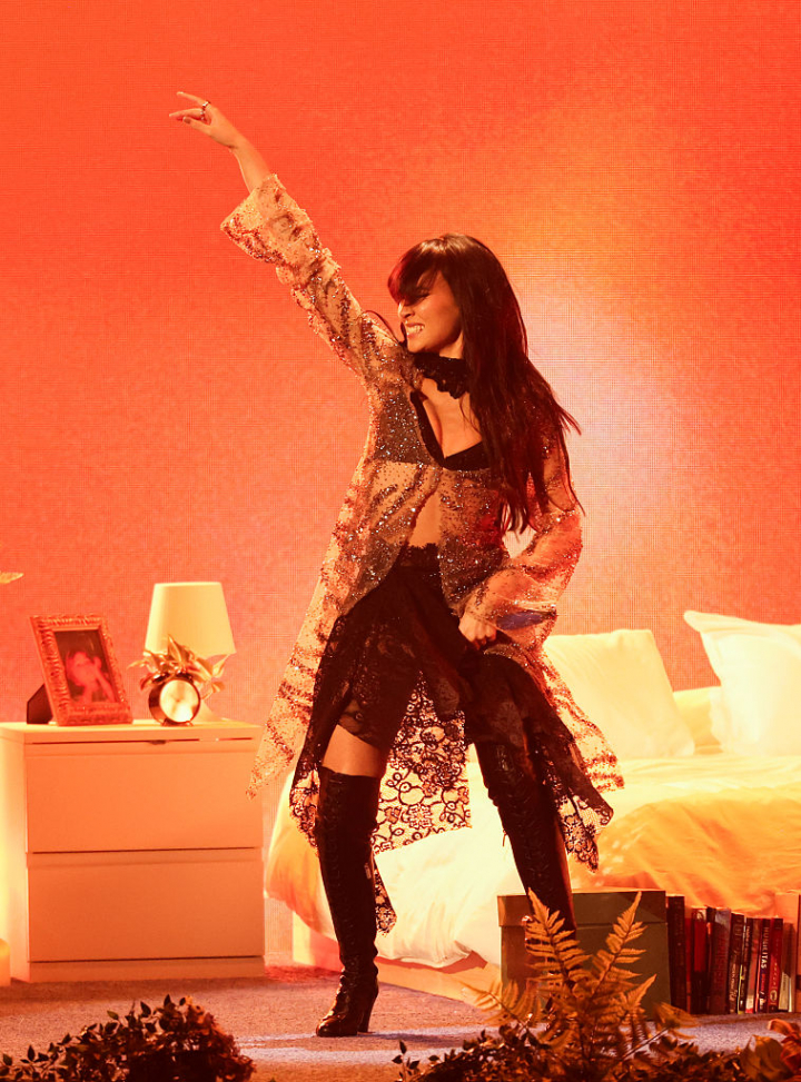 Aitana durante su actuación en los Latin Grammy 2025.