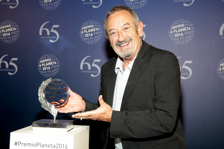 Karlos Arguiñano con el trofeo del Premio Planeta