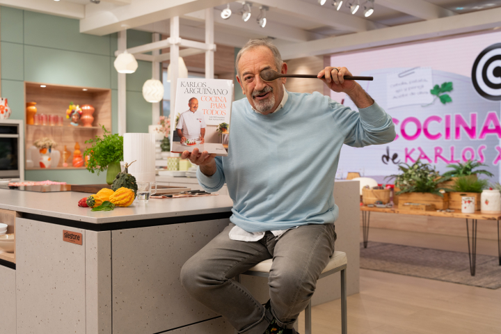Karlos Arguiñano con su libro de recetas en el plató de su programa 'Cocina abierta'