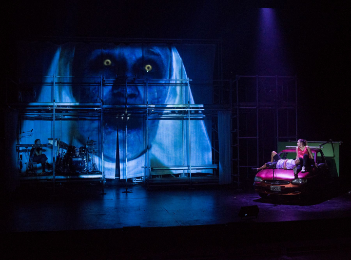 Las actrices viendo películas de terror en 'Los Dias Afuera'