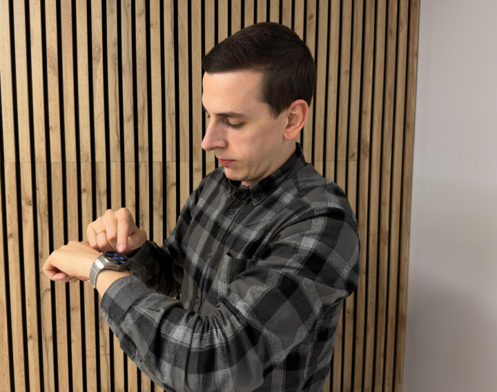 Poniendo a prueba la pantalla del Huawei Watch GT 6 Pro. Con sus 3.000 nits de brillo, funciona a la perfección.