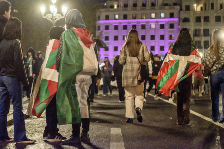 alt="alt="Manifestantes con la bandera de palestina""