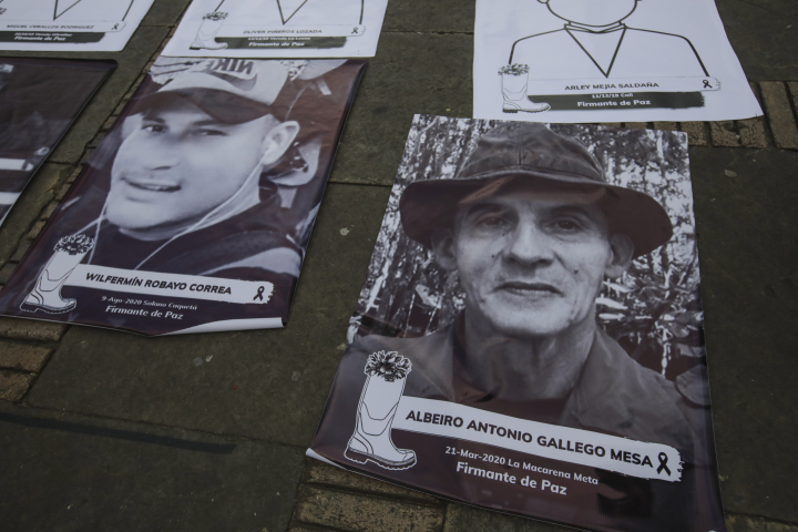 Un grupo de exguerrilleros de las extintas FARC, firmantes del acuerdo de paz, vestidos con botas blancas, solicitan garantías al Gobierno colombiano y denuncian que más de 300 firmantes del acuerdo y sus familias han sido asesinados desde 2016. Con botas de goma, similares a las que caracterizan a los guerrilleros de la sierra y la selva, pero blancas como símbolo de paz, recorrieron el centro de la ciudad, donde dejaron retratos y carteles en memoria de los 307 firmantes asesinados desde la firma del acuerdo de paz el 24 de noviembre de 2016.