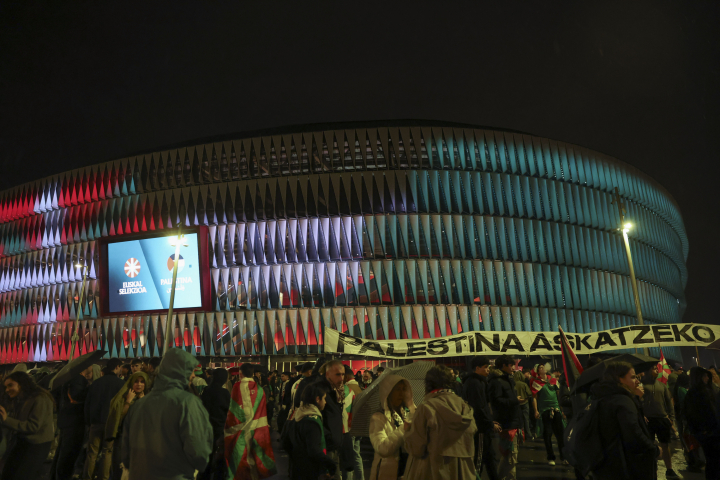 alt="alt="Vista de la manifestación de este sábado en el que las selecciones de fútbol de Euskadi y Palestina disputan un partido amistoso en el estadio de San Mamés""