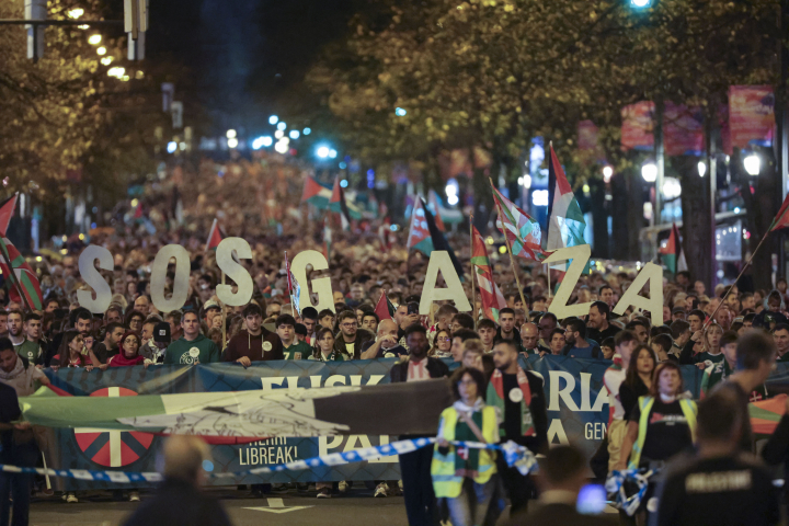 alt="alt="Vista de una de las manifestaciones y marchas convocadas por la iniciativa Gernika-Palestina, y por grupos de animación de equipos vascos y navarros, este sábado en el que las selecciones de fútbol de Euskadi y Palestina disputan un partido amistoso en el estadio de San Mamés.-""