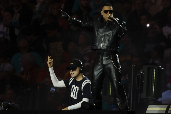 alt="alt="Daddy Yankee y Bizarrap este domingo en el descanso del partido de la NFL en el Santiago Bernabéu.""