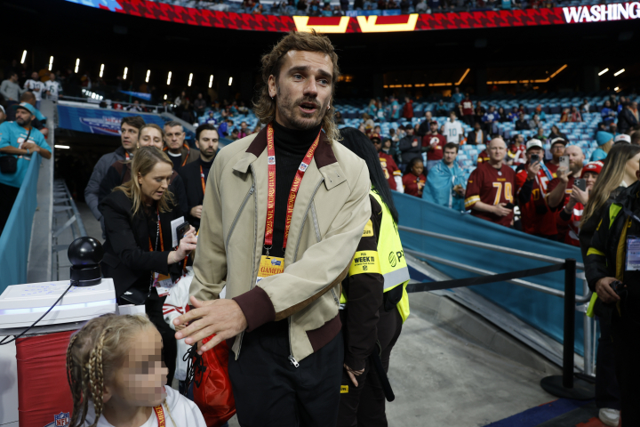 alt="alt="El jugador del Atlético de Madrid Antoine Griezmann asiste al partido de liga regular de la Liga de Fútbol Americano (NFL) que este domingo disputan los equipos Miami Dolphins (d) y Washington Commanders en el Estadio Santiago Bernabéu.""