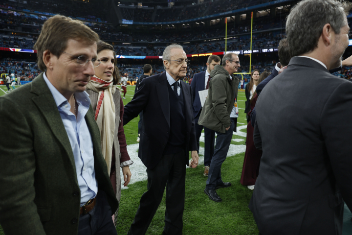 alt="alt="El presidente del Real Madrid, Florentino Pérez, junto al alcalde de Madrid, José Luis Martínez Almeida (i) y su esposa, Teresa Urquijo, asisten al partido de liga regular de la Liga de Fútbol Americano (NFL) que este domingo disputan los equipos Miami Dolphins (d) y Washington Commanders en el Estadio Santiago Bernabéu.""
