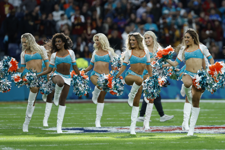 alt="alt="Espéctaculo de animación antes del partido de liga regular de la Liga de Fútbol Americano (NFL), que este domingo disputan los equipos Miami Dolphins y Washington Commanders, este domingo en el Estadio Santiago Bernabéu.""