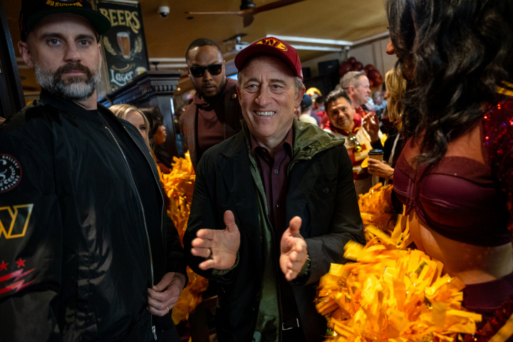 alt="alt="Josh Jarris (c), propietario de los Washigton Commanders, junto a los seguidores congregados en un bar para seguir por televisión el partido de liga regular de la Liga de Fútbol Americano (NFL) que este domingo disputan los equipos Miami Dolphins y Washington Commanders en el Estadio Santiago Bernabéu. EFE/Daniel González""