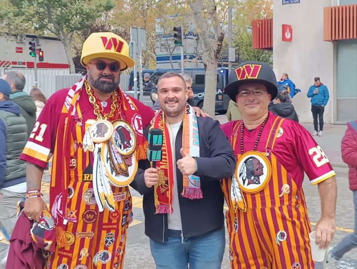 Nuestro compañero Álvaro Palazón junto a dos aficionados americanos de la NFL en Madrid. Bad Bunny, toma nota para la Super Bowl.