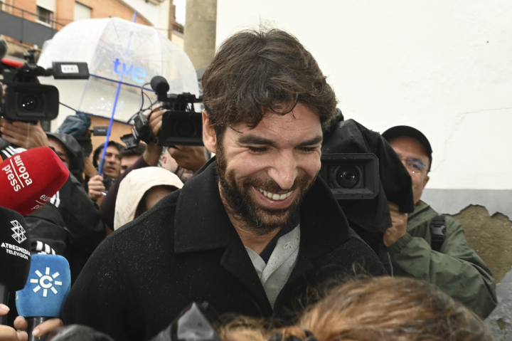Cayetano Rivera, muy sonriente a su llegada a los juzgados de Alcalá de Guadaíra