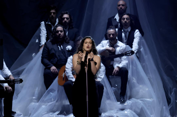 alt="alt="Rosalía actuando en la edición 24º de los Latin GRAMMY Awards""