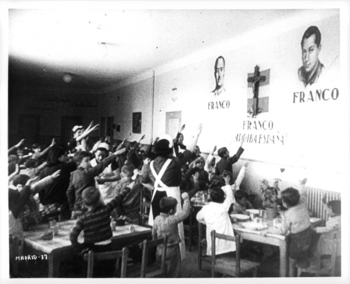 Fotograma de una clase de colegio durante el franquismo de la película 'Para morir en Madrid', de 1965.