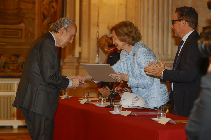 La reina Sofía entrega el Premio Reina Sofía de Poesía Iberoamericana a Luis Alberto de Cuenca