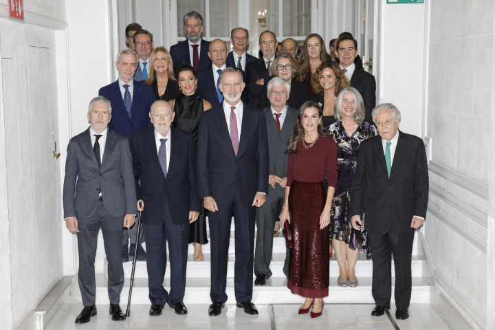 Los reyes Felipe y Letizia con periodistas y el ministro del Interior en la entrega del Premio de Periodismo Francisco Cerecedo 2025