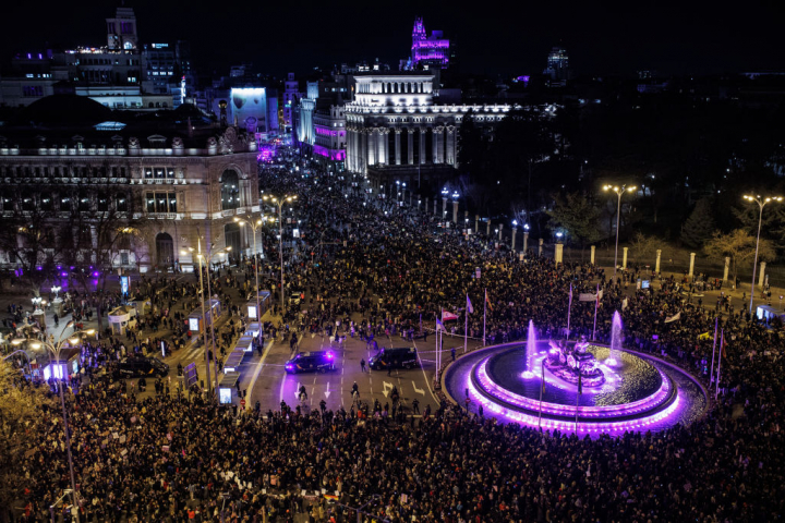 Miles de mujeres se reúnen en el centro de Madrid durante un 8M.