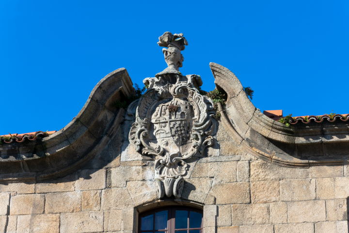 Detalle del escudo de armas que corona la Casa Cornide, en la praza de María Pita, A Coruña (Galicia).