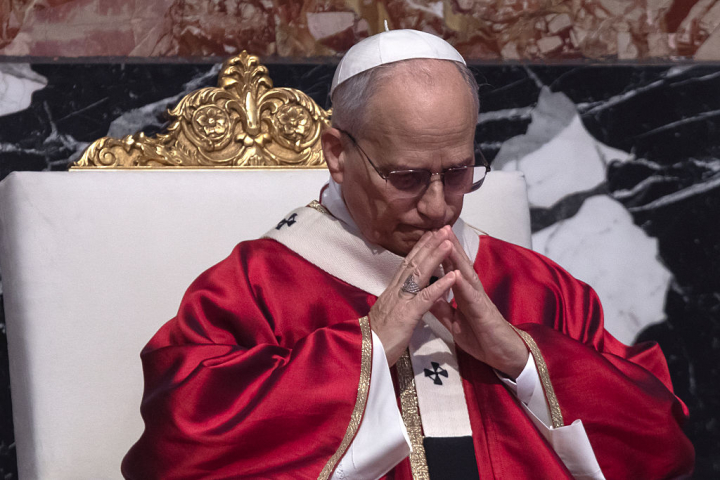 El papa León XIV preside una misa por el difunto papa Francisco en la Basílica de San Pedro, en El Vaticano, el 3 de noviembre de 2025.