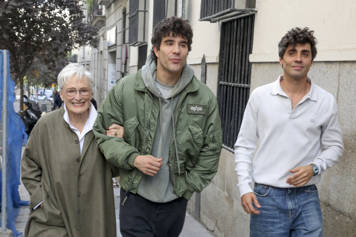 Glenn Close, Javier Calvo y Javier Ambrossi paseando por Madrid en octubre de 2025